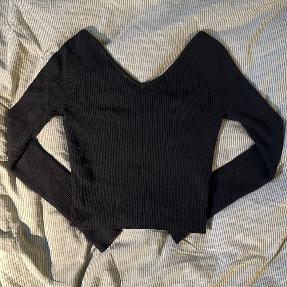 Abercrombie black crop v neck women’s sweater long sleeve - Picture 2 of 2